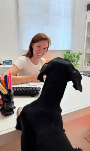 Médica veterinária em Caxias do Sul examinando um cachorro com cuidado e carinho