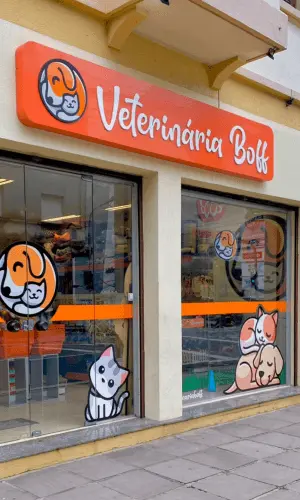 Fachada da Clínica Veterinária Boff em Caxias do Sul com logotipo laranja